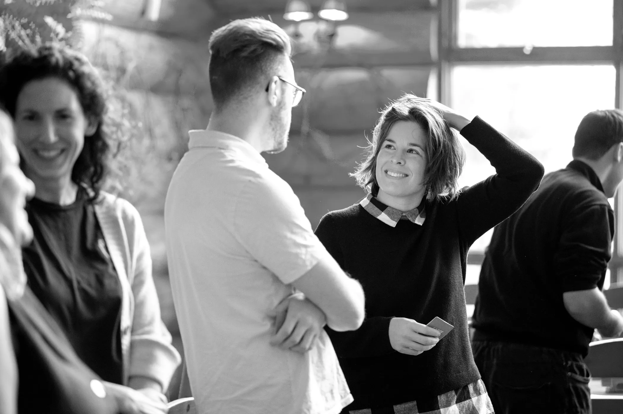 deux personnes en pleine discution