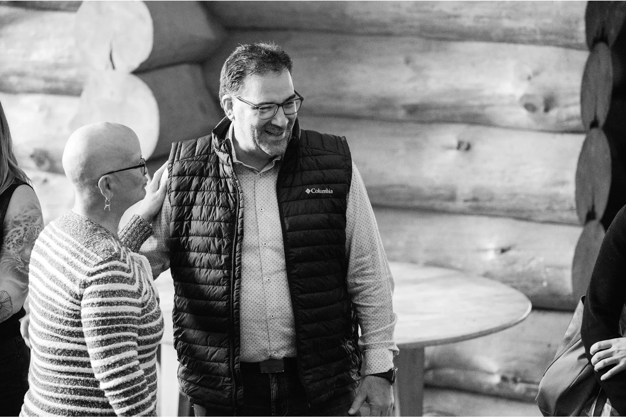 deux personnes qui discutent