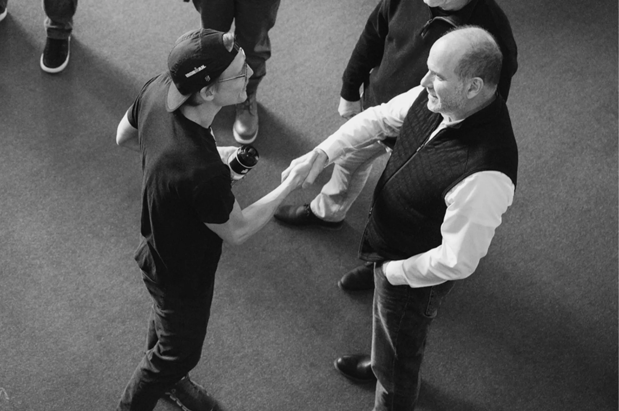 deux personnes qui se serrent la main