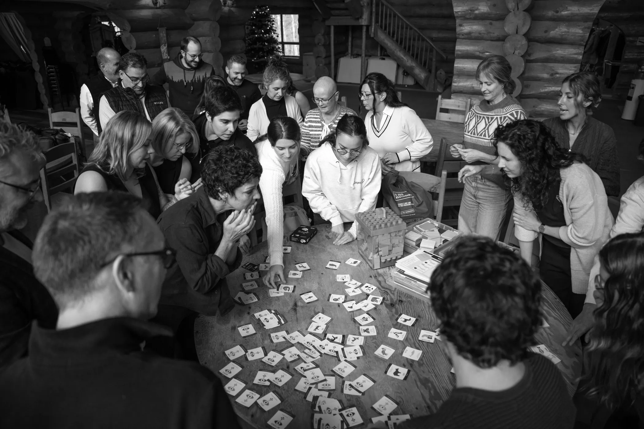 Groupe de personne autour d'une table