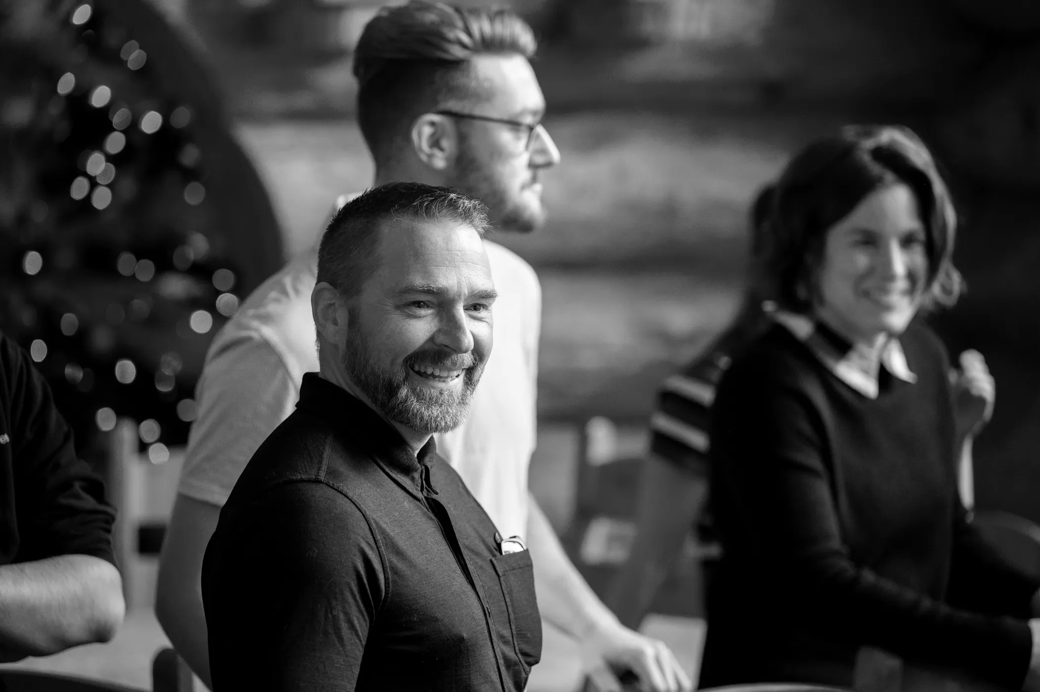 deux hommes souriants